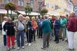 bei der Stadtführung in Füssen, die Gruppe hört der Stadtführerin zu