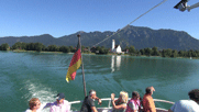 Blick vom Schiff über den Forrgensee  auf die umliegenden Berge