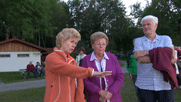 Zuhörer stehend am Ufer: Silvia, Ingrid S., Günther