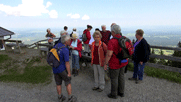 die Pitschedabber stehen an der Bergstation und schauen auf das tief unten liegende Bad Kohlgrub