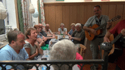 im Bierstüberl beim Singen zur Gitarre, vorne Marc, Margit, gertraud u.a.