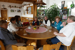 runder Tisch im Goldberghof mit von links  Karin, Elisabeth, Margit,  Silvia, Regina, Ingrid Fred