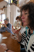 Margit mit Weinglas