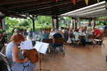 Blick über die Terrasse, im Vordergrund ANGELA MIT gITARRE