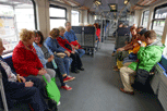 im Zug: die Passagiere sitzen quer zur Fahrtrichtung links und rechts: Inge, Reingard u.a.