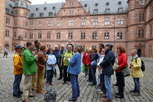 Stadtfhrerin vor unserer Gruppe im Innenhof des Schlosses