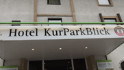 Aufschrift "Hotel Kurparkblick" über dem Eingang des Hotels
