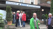 im Eingang des Restaurants unter dem Schild "Restaurant Athos   Griechische Spezialitäten stehen Ritraud, Silvia, Ingrid K., Gaby, Marc und Ede