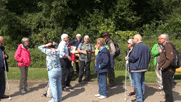 Der Stadtführer in mitten der Ptschedabbergruppe, die seinen Ausführungen zuhört.