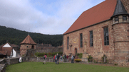 freie Rasenfläche innerhalb der M auern mit Wehrturm, rechts die Kirche. Pitschedabber auf  dem Rasen.