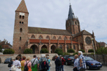 Blick von der anderen Seite auf die gotische Kirchen, links der romanische Glockturm, davor die Pitschdabber