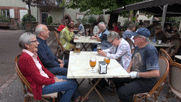 am Tisch im Biergarten links Renate, Werner, rechts Ede, Gaby u.a.