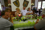 am Tisch: Marc, Ingrid K., Silvia, Ede, Gaby, Josef