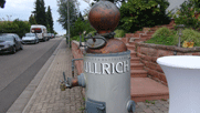 Eingang zum Weingut, davor Destillationsapparatur mit Aufschrift Ullrich 