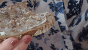 Schmalzbrot in einer Hand mit roten Fingernägeln