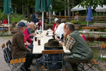 Pitscjedabber an einem Tisch beim Pfälzer Walsverein