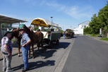 2 Planwagen vor dem Bahnhos Büdingen