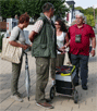 Achim mit Kühlbox auf einem Trolley. 