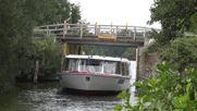 Fähre in der Schwentine unter der Brücke