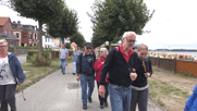 Pitschedabber auf dem Weg zum U-Boot am Strand von Laboe entlang: vorne Klaus mit Irina, dahinter Heinrich und Traudel