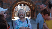 Stadtführerin vor dem Durchgang des Holstentores, links Heinrich, rechts Margit und Achim