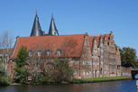 Salzspeicher an der Trave, dahinter das Holstentoe