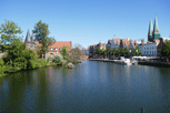 Blick auf die Trave:links Salzspeicher mit Holstentor, rechts Altstadt