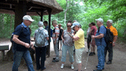 Pitschedabber an einer Hütte im Wald, im Vordergrund Ede, Reingard, Gaby, Heinrich und Josef