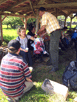 Achim beim Sektausschank im Holzstand, Silvia und Marc-Eric sitzend