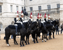 Gardesoldaten auf Pferden, mit silbernem Brustpanzer und silbernem Helm, stehen nebeneinander auf dem Exerzierplatz "Horse Guard Parade"