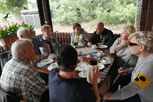 An diesem Tisch sitzen vor Kuchentellern und Kaffeetassen  u.a. Ingrid, Günther, Franz, Anneliese, Ingo