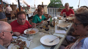 die Teilnehmer auf der Terrasse des Restaurants Vino e cucina an  mehreren Tischen, links Heinrich, Marc, Irina