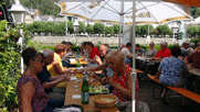 die Pitschedabber sitzen beim Mittagessen an Biertischen auf der Lahnterrasse