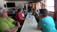 Beim Vortrag des Bierbrauers über die Bierherstellung sitzen die Pitschedabber an einem langen Tisch. der Braumeister steht am anderen Ende