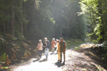 Pitschedabber auf dem Wanderweg, vorne Adele, Friedrich, Margit, Achim