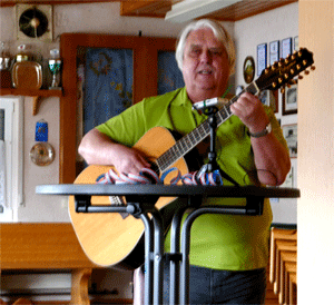 Josef mit Gitarre