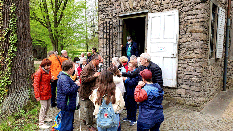 die Gruppe vor der Ruine, Achim schenkt Sekt aus