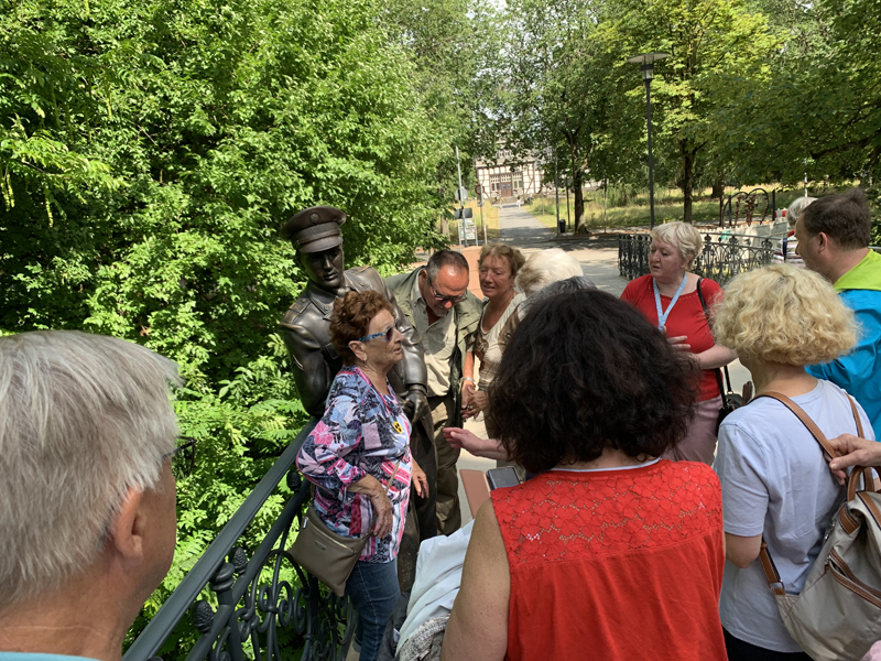 Gruppe steht vor der Statue von Elvis