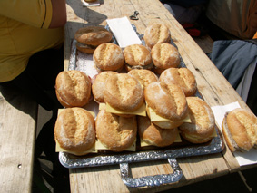 Platte mit Brötchen