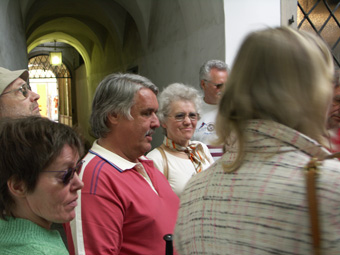 Adele, Friedrich, Josef, Reinhilde, Volkhard  lauschen der Stadtführerin