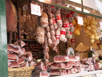 Marktstand mit Tiroler Wurst und Schinken