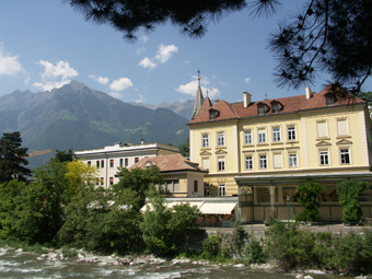 Blicker von Winterpromenade über Passer auf Sommerpromenade , Stadt und Berge