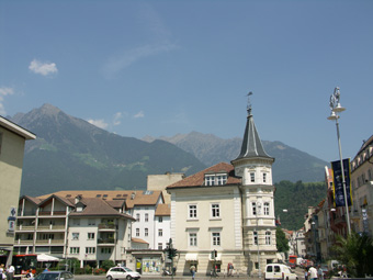 Blick über Gebäude  auf Berge