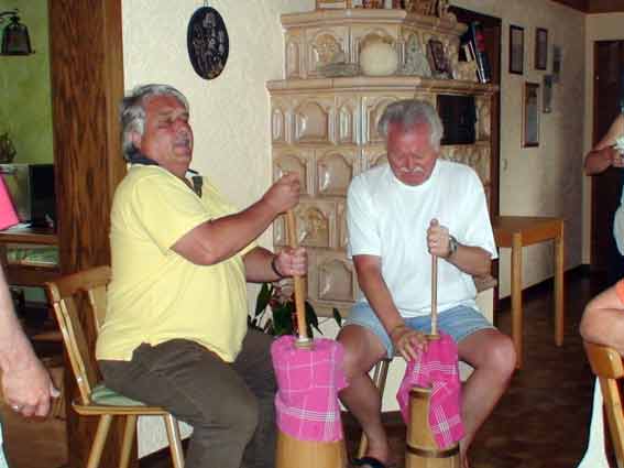 Josef und Volkhard beim Buttern