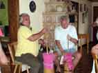 Josef und Volkhard beim Buttern