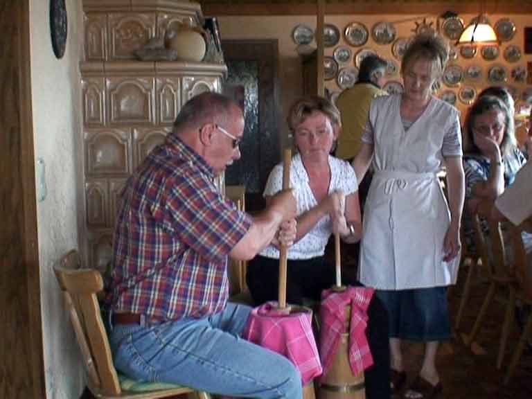 Heinrich und Gabi beim Buttern, Ute