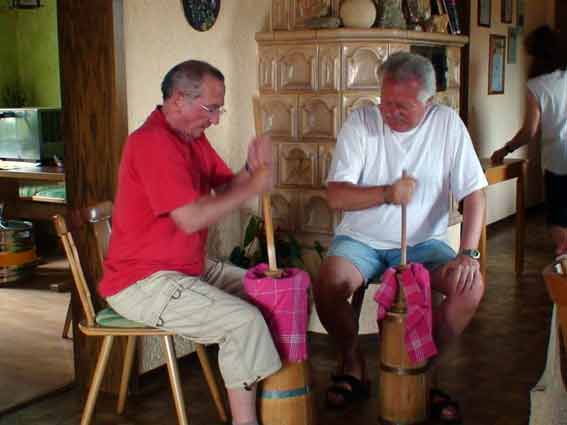 Klaus und Volkhard beim Buttern