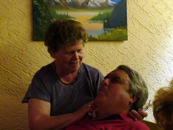 Patient Josef wird von Schwester Maria beruhigt