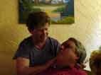 Patient Josef wird von Schwester Maria beruhigt