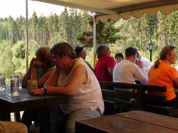 am Tisch: Inge und  Elfriede, im Hintergrund andere Pitschedabber